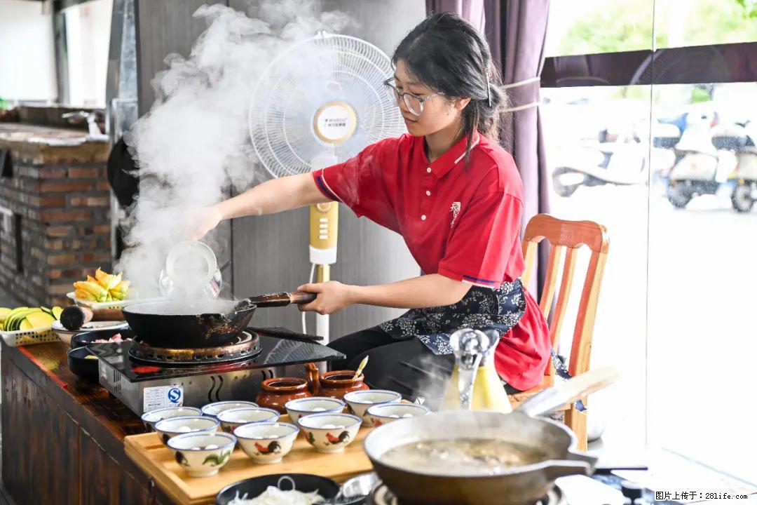 全网追的“扁担女孩”，找了一份暑假工，时薪12元 - 厦门生活资讯 - 厦门28生活网 xm.28life.com